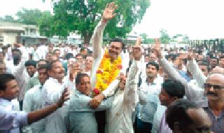 Cooperative panel flag on Achalpur Market Committee | अचलपूर बाजार समितीवर सहकार पॅनेलचा झेंडा