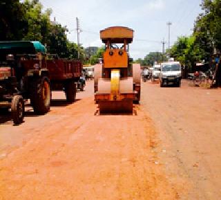 Murom's mire on the tar road | डांबरी रस्त्यावर मुरुमाचे ढिगळ