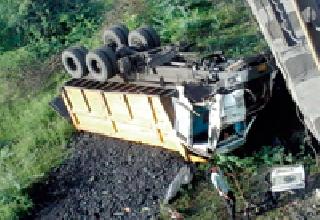 The truck collapsed in the river ... | ट्रक नदीत कोसळला... The truck collapsed in the river ... | ट्रक नदीत कोसळला...