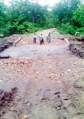 In 15 years, the construction of the bridge was still stopped twice | १५ वर्षांत दोनदा पुलाचे बांधकाम तरीही मार्ग झाले बंद