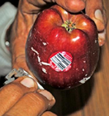 Reddish apple is dangerous to health | लालबुंद सफरचंद आरोग्यास धोकादायक