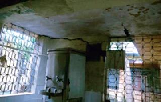 When the building of the primary health center sucks | प्राथमिक आरोग्य केंद्राची इमारत गळते तेव्हा When the building of the primary health center sucks | प्राथमिक आरोग्य केंद्राची इमारत गळते तेव्हा