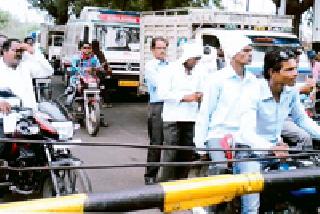 Closed rail gates suffer civilians | बंद रेल्वे गेटमुळे नागरिक त्रस्त