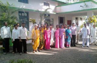 The 40 families of Junagadh are waiting for gas connections | जुनगडच्या ४० कुटुंबांना गॅस जोडणीची प्रतीक्षा कायम