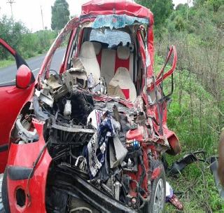 The truck hit the car and killed both on the spot | ट्रकवर आदळली कार दोघे जागीच ठार The truck hit the car and killed both on the spot | ट्रकवर आदळली कार दोघे जागीच ठार