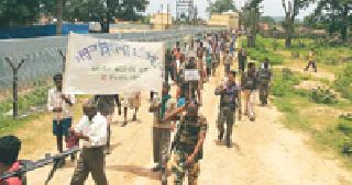 Barriers to development due to naxalites | नक्षल्यांमुळे विकासात अडसर Barriers to development due to naxalites | नक्षल्यांमुळे विकासात अडसर