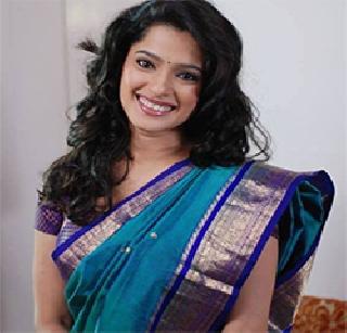 The actresses also have a sari craye | अभिनेत्रींनाही साडीची क्रेझ The actresses also have a sari craye | अभिनेत्रींनाही साडीची क्रेझ