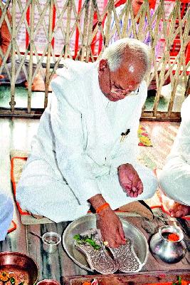 Millions of crores of rupees at Dindori, Trimbakeshwar Samarth Kendra | दिंडोरी, त्र्यंबकसह समर्थ केंद्रांवर लाखोंची मांदियाळी