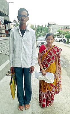 Talegaon's dacoit's struggle for the waterfall | तळेगावच्या दाम्पत्याचा पाणंद रस्त्यासाठी संघर्ष Talegaon's dacoit's struggle for the waterfall | तळेगावच्या दाम्पत्याचा पाणंद रस्त्यासाठी संघर्ष