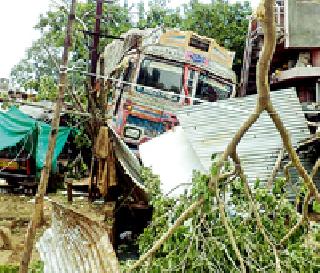 Truck jumped at Sharda Chowk | शारदा चौकात ट्रकचा थरार Truck jumped at Sharda Chowk | शारदा चौकात ट्रकचा थरार