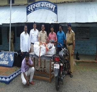 Illegal arrest of Gutkha transporters | अवैधरित्या गुटखा वाहतूक करणा-यास अटक