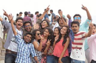 Friendly Day was celebrated on Sunday in the ensuing celebration of friendship. | बिनधास्त मैत्रीच्या जल्लोषात रविवारी मैत्रीदिन साजरा झाला.