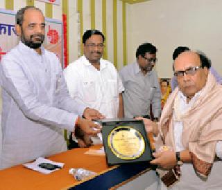 Felicitation of services in journalism sector | पत्रकारितेच्या क्षेत्रातील सेवाव्रतींचा सत्कार