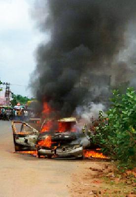 Car Bust: | कार भस्मसात :