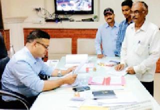 Provide financial support to the family in case of death of snake bite | सर्पदंशाने मृत्यू झाल्यास कुटुंबीयांना आर्थिक मदत द्या