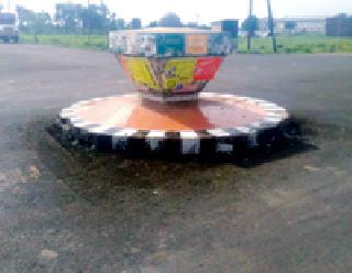 Invincibles advertise on the navigation pillar | दिशादर्शक स्तंभाला जाहिरातींचा वेढा