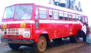 Disadvantage of Osmanabad-Surat bus passengers | उस्मानाबाद-सुरत बस प्रवाशांची गैरसोय Disadvantage of Osmanabad-Surat bus passengers | उस्मानाबाद-सुरत बस प्रवाशांची गैरसोय