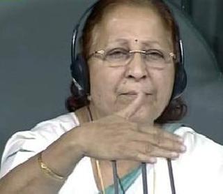 Lok Sabha Speaker Sumitra Mahajan has suspended 25 MPs of Congress | लोकसभा अध्यक्ष सुमित्रा महाजनांनी काँग्रेसच्या २५ खासदारांना केले निलंबित