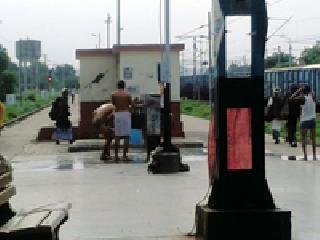 Musafir's camp at the railway station | रेल्वेस्थानकावर मुसाफिरांचा डेरा Musafir's camp at the railway station | रेल्वेस्थानकावर मुसाफिरांचा डेरा