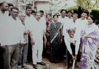 Distributed checks to households | नागरिकांना घरकुलांचे धनादेश वितरित Distributed checks to households | नागरिकांना घरकुलांचे धनादेश वितरित