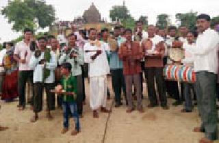 Rehabilitate the residents of Vairagadha for rain | पावसासाठी वैरागडवासीयांचे भंडारेश्वराला साकडे Rehabilitate the residents of Vairagadha for rain | पावसासाठी वैरागडवासीयांचे भंडारेश्वराला साकडे