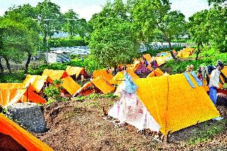 Cleanliness employees 'dubaprade' | स्वच्छता कर्मचाऱ्यांची उघड्यावर ‘डबापरेड’ Cleanliness employees 'dubaprade' | स्वच्छता कर्मचाऱ्यांची उघड्यावर ‘डबापरेड’