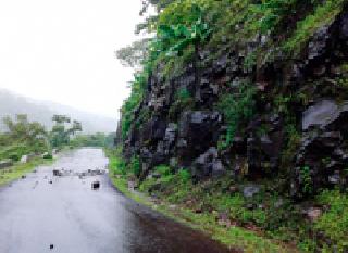 Due to the fear of collapse in Melghat, tourists are likely to be in danger | मेळघाटात दरड कोसळण्याची भीती, पर्यटकांना धोक्याची संभावना