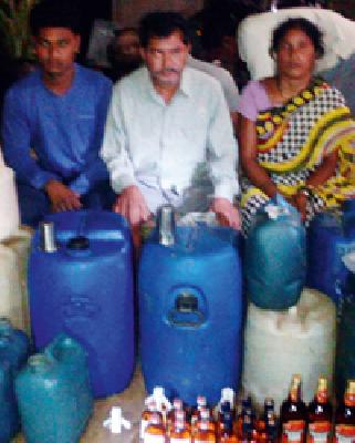 Many families drill in the liquor business | अनेक कुटुंब रंगले दारूच्या धंद्यात