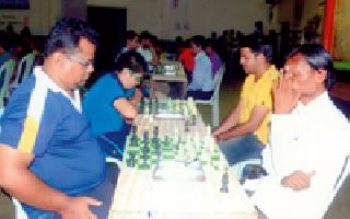 The players of Brahmapuri shine in Chess competition | बुद्धिबळ स्पर्धेत ब्रह्मपुरीचे खेळाडू चमकले