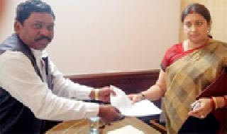 Central School in Gadchiroli; Smriti Irani | गडचिरोलीत केंद्रीय विद्यालय द्या; स्मृती इराणींना साकडे