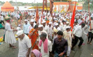 The value of going after the Moli Rath of the Partha Dindi | परड्याच्या दिंडीला माऊली रथामागे जाण्याचा मान