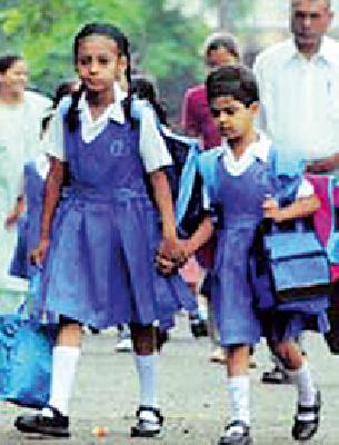 School uniform receives commission from the commission | शालेय गणवेशाला कमिशनचे ग्रहण School uniform receives commission from the commission | शालेय गणवेशाला कमिशनचे ग्रहण
