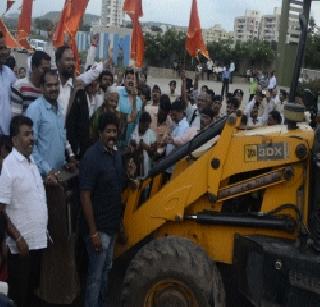 The road in the river bedecked finally | नदीपात्रातील रस्ता अखेर उखडला