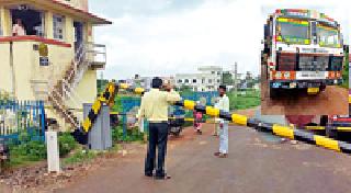 The truck hit the truck | रेल्वे फाटकाला ट्रकची धडक