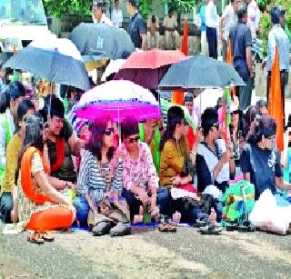 Roof of the river | नदीपात्राला छावणीचे स्वरूप