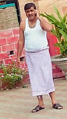 There was an open walk on the train | प्रवाशावर आली उघडे फिरण्याची पाळी