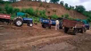 There is no action on 13 tractors in the case of sand transport | रेती वाहतूक प्रकरणात १३ टॅ्रक्टरवर कारवाई नाही