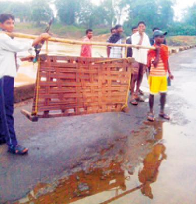 The wheel of 108 patients was stopped due to lack of roads | रस्त्याअभावी १०८ रूग्णवाहिकेचे चाक थांबलेलेच