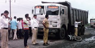 In the footstep of a truck, the youth was killed on the spot | ट्रकच्या धडकेत युवक जागीच ठार In the footstep of a truck, the youth was killed on the spot | ट्रकच्या धडकेत युवक जागीच ठार