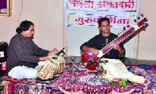 In the voice of 'Churnusi', the color of the satarwal | ‘चारुकेशी’च्या स्वरांनी सतारवादनाला रंगत