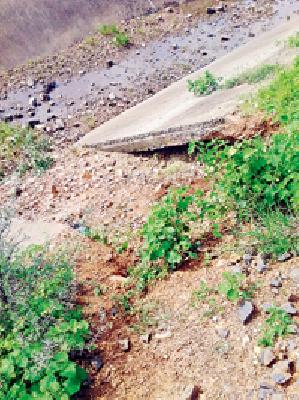 Mud canal filled | गाळाने भरला कालवा Mud canal filled | गाळाने भरला कालवा