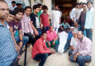 Two hours of dead body were closed | दारावर रोखला दोन तास मृतदेह