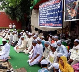 100 Dalit families in Haryana's bored caste accepted acceptance | जातिभेदाला कंटाळलेल्या हरयाणातल्या १०० दलित कुटुंबांनी स्वीकारला इस्लाम 100 Dalit families in Haryana's bored caste accepted acceptance | जातिभेदाला कंटाळलेल्या हरयाणातल्या १०० दलित कुटुंबांनी स्वीकारला इस्लाम