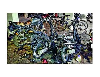 Bike racket in Indiranagar | इंदिरानगरमध्ये दुचाकींची जाळपोळ