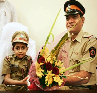 Police inspector became a cancerous boy | कॅन्सरग्रस्त मुलगा बनला पोलीस निरीक्षक Police inspector became a cancerous boy | कॅन्सरग्रस्त मुलगा बनला पोलीस निरीक्षक