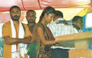 The patriarch gave the lost dhok family to support | पितृछत्र हरविलेल्या ढोक कुटुंबाला दिला आधार