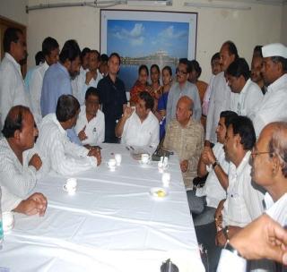 Complete development works in the deadline | विकास कामे मुदतीत पूर्ण करा