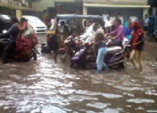 Smoky rain in the district | जिल्ह्यात धुव्वाधार पाऊस