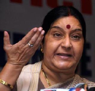 Congress slams Kattroto, Anderson for the murder of Sushma Swaraj | क्वात्रोची, अँडरसन या भगोड्यांना काँग्रेसने मोकाट सोडले - सुषमा स्वराज यांचा घणाघाती हल्ला Congress slams Kattroto, Anderson for the murder of Sushma Swaraj | क्वात्रोची, अँडरसन या भगोड्यांना काँग्रेसने मोकाट सोडले - सुषमा स्वराज यांचा घणाघाती हल्ला
