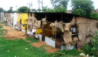 Homeless people living in a dock house | फाटक्या घरात बेघरांचे वास्तव्य Homeless people living in a dock house | फाटक्या घरात बेघरांचे वास्तव्य